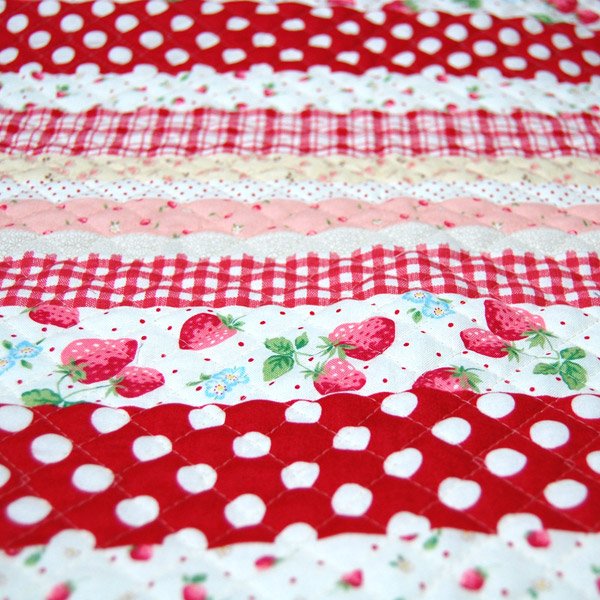 画像2: ●アウトレット サイズ変更不可●いちごのボーダー 赤/ピンク【レッスンバッグ】キルティング生地 手作りキット 作り方マニュアル付き 入園入学 手芸キット (2)